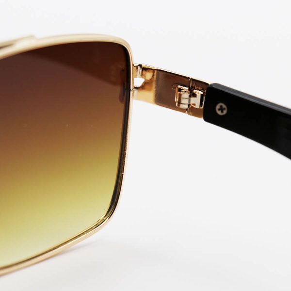 عکس از عینک آفتابی میباخ طلایی رنگ با فریم مستطیلی شکل و لنز قهوه ای سایه روشن مدل 2324