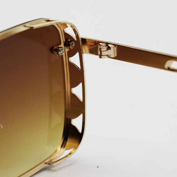 عکس از عینک آفتابی میباخ با فریم مستطیلی شکل، طلایی رنگ و عدسی قهوه ای سایه روشن مدل 5202