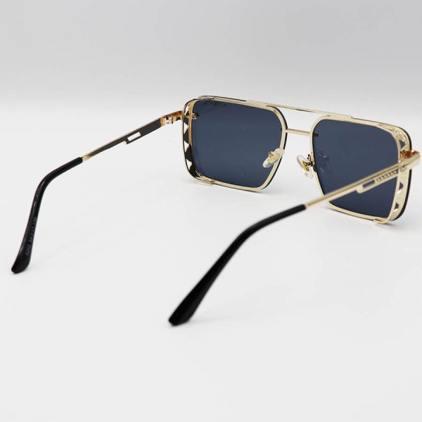 عکس از عینک آفتابی maybach طلایی رنگ با فریم مستطیلی شکل و لنز دودی تیره مدل 5202