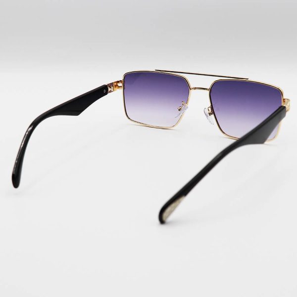 عکس از عینک آفتابی maybach طلایی رنگ با فریم مستطیلی شکل و لنز بنفش هایلایت مدل 2324