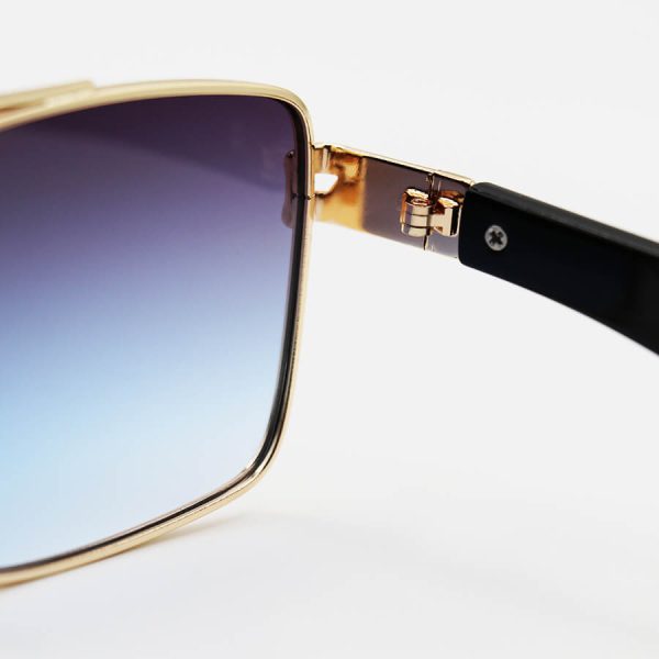 عکس از عینک آفتابی طلایی رنگ با فریم مستطیلی شکل و عدسی دو رنگ هایلایت maybach مدل 2324