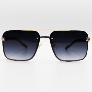 عکس از عینک آفتابی طلایی Cartier با فریم مستطیلی شکل، لنز دودی هایلایت و دسته چوب مدل 22046