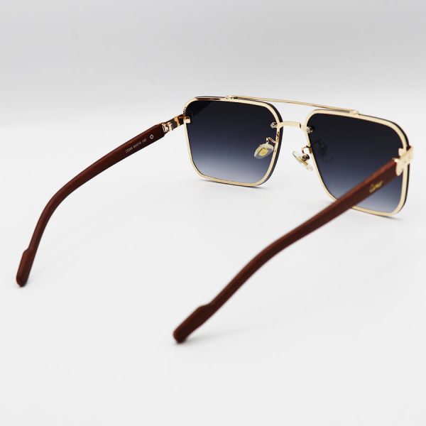 عکس از عینک آفتابی طلایی cartier با فریم مستطیلی شکل، لنز دودی هایلایت و دسته چوب مدل 22046