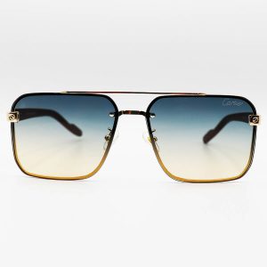 عکس از عینک آفتابی طلایی Cartier با فریم مستطیلی شکل، لنز دو رنگ هایلایت و دسته چوبی مدل 22046