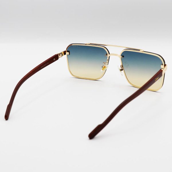 عکس از عینک آفتابی طلایی cartier با فریم مستطیلی شکل، لنز دو رنگ هایلایت و دسته چوبی مدل 22046
