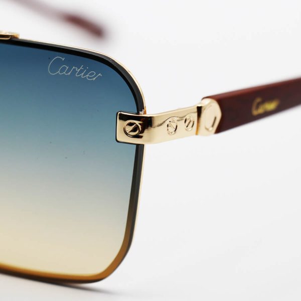 عکس از عینک آفتابی طلایی cartier با فریم مستطیلی شکل، لنز دو رنگ هایلایت و دسته چوبی مدل 22046