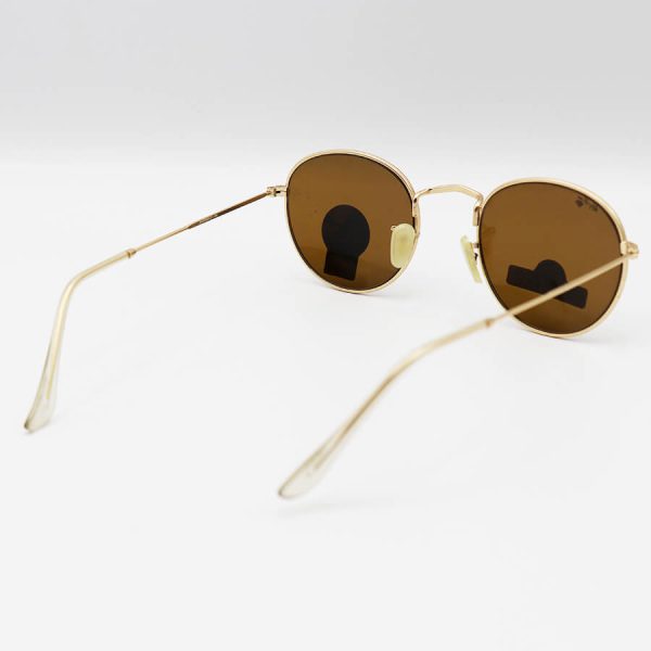 عکس از عینک آفتابی گرد ray-ban با فریم فلزی، طلایی رنگ، عدسی سنگ و قهوه ای تیره مدل 3447