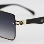 عکس از عینک آفتابی لاکچری MAYBACH با فریم طلایی، مربعی شکل، دسته مشکی و لنز دودی هایلایت مدل 10402