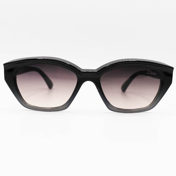 عکس از عینک آفتابی دیور با فریم چشم گربه ای، دو رنگ، دسته طوسی و لنز دودی سایه روشن مدل a80049