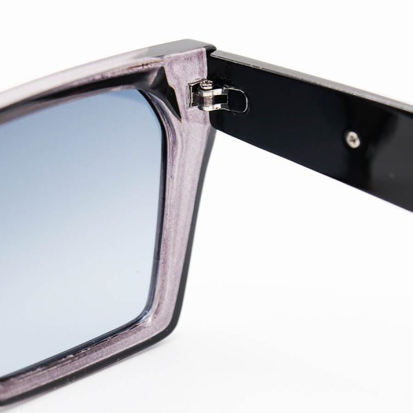 عکس از عینک آفتابی پلاریزه لویی ویتون با فریم طوسی رنگ، گربه ای شکل و دسته مشکی مدل p88005