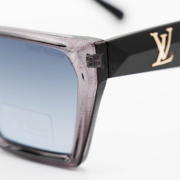 عکس از عینک آفتابی پلاریزه لویی ویتون با فریم طوسی رنگ، گربه ای شکل و دسته مشکی مدل p88005