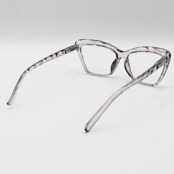 عکس از عینک مطالعه نزدیک بین با فریم چشم گربه ای، طوسی رنگ و دسته فنردار مدل 22-8