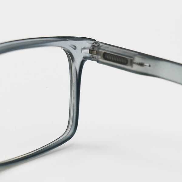 عکس از عینک مطالعه نزدیک بین با فریم طوسی رنگ، مستطیلی شکل و دسته فنردار مدل 22-12