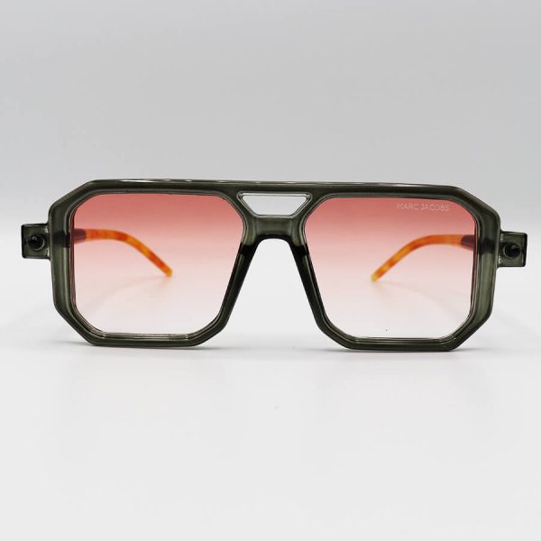 عکس از عینک آفتابی با فریم طوسی رنگ، مربعی شکل، دسته مدادی و لنز صورتی هایلایت مارک جیکوبز مدل 8709