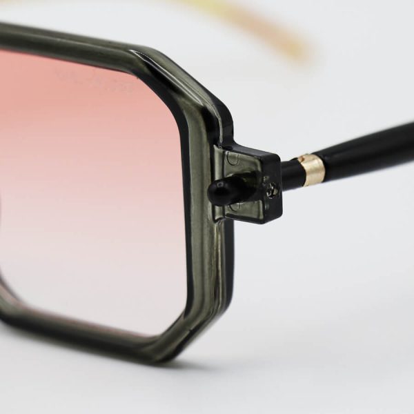 عکس از عینک آفتابی با فریم طوسی رنگ، مربعی شکل، دسته مدادی و لنز صورتی هایلایت مارک جیکوبز مدل 8709