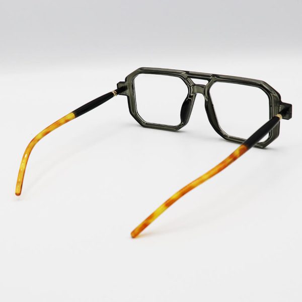 عکس از فریم عینک طبی طوسی رنگ، مربعی شکل، دسته مدادی و لوله ای برند مارک جیکوبز تیره مدل 8709