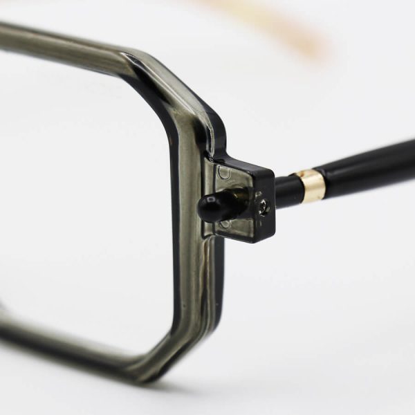 عکس از فریم عینک طبی طوسی رنگ، مربعی شکل، دسته مدادی و لوله ای برند مارک جیکوبز تیره مدل 8709