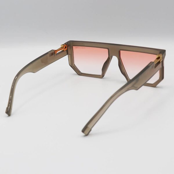 عکس از عینک آفتابی مارک جیکوبز با فریم مربعی شکل، طوسی رنگ و لنز صورتی سایه روشن مدل 8789