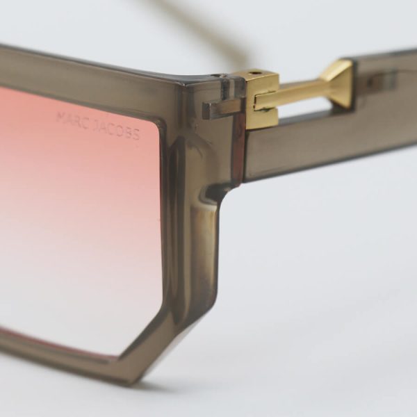 عکس از عینک آفتابی مارک جیکوبز با فریم مربعی شکل، طوسی رنگ و لنز صورتی سایه روشن مدل 8789