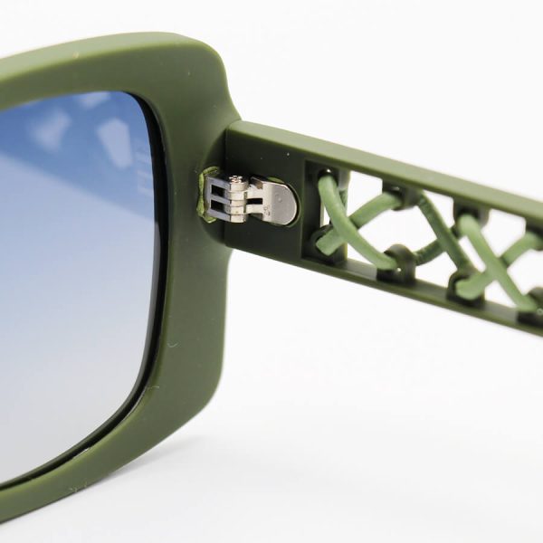 عکس از عینک آفتابی پلاریزه gucci با فریم مربعی، سبز رنگ، دسته طرح دار و لنز دودی سایه روشن مدل p5114