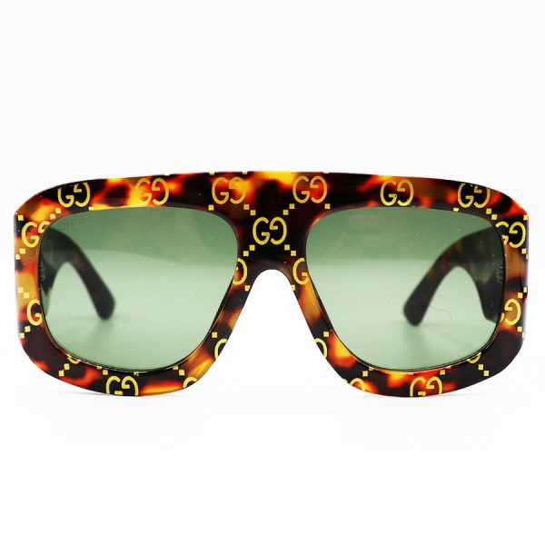عکس از عینک آفتابی فانتزی با فریم هاوانا، مربعی شکل، دسته پهن و لنز سبز تیره گوچی مدل 6009