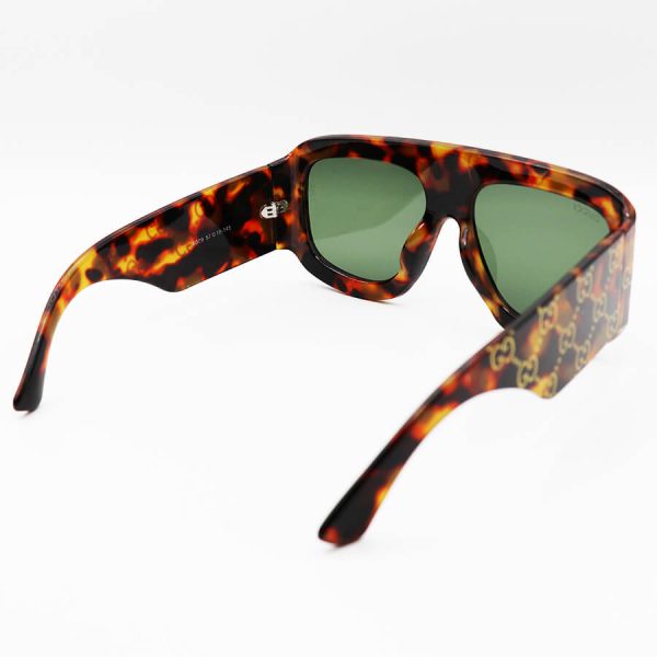 عکس از عینک آفتابی فانتزی با فریم هاوانا، مربعی شکل، دسته پهن و لنز سبز تیره گوچی مدل 6009