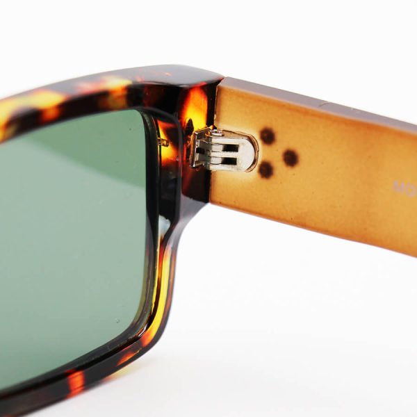 عکس از عینک آفتابی moscot با فریم مستطیلی شکل، رنگ هاوانا، دسته قهوه ای و عدسی سبز تیره مدل 6028