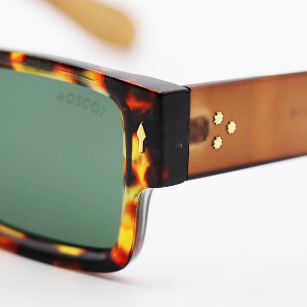 عکس از عینک آفتابی moscot با فریم مستطیلی شکل، رنگ هاوانا، دسته قهوه ای و عدسی سبز تیره مدل 6028