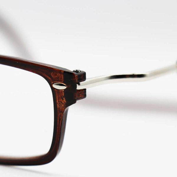 عکس از عینک مطالعه نزدیک بین با فریم مگنتی و آهنربایی، قهوه ای رنگ و گردنی مدل fh512