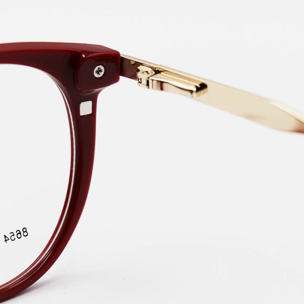 عکس از عینک طبی زنانه گرد با فریم قرمز رنگ و یک کاور عینک آفتابی مدل 8654