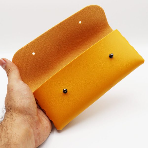 عکس از کیف عینک مستطیلی شکل، از جنس چرمی و نارنجی رنگ مدل 992566
