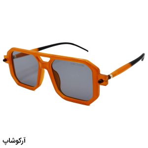 عکس از عینک آفتابی با فریم نارنجی رنگ، مربعی شکل، دسته مدادی و لنز دودی تیره مارک جیکوبز مدل 8709