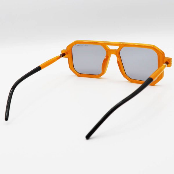 عکس از عینک آفتابی با فریم نارنجی رنگ، مربعی شکل، دسته مدادی و لنز دودی تیره مارک جیکوبز مدل 8709