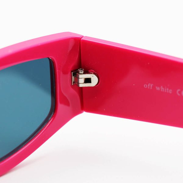 عکس از عینک آفتابی off-white با فریم فانتزی، رنگ صورتی، دسته پهن و لنز آینه ای و رزگلد مدل off-6