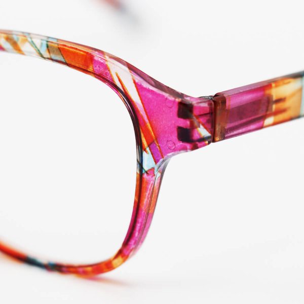 عکس از عینک مطالعه نزدیک بین با فریم مربعی، رنگ صورتی طرح دار و دسته فنری مدل 22-11
