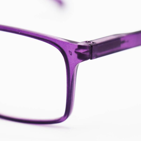 عکس از عینک مطالعه نزدیک بین با فریم بنفش رنگ، مستطیلی شکل و دسته فنردار مدل 22-12