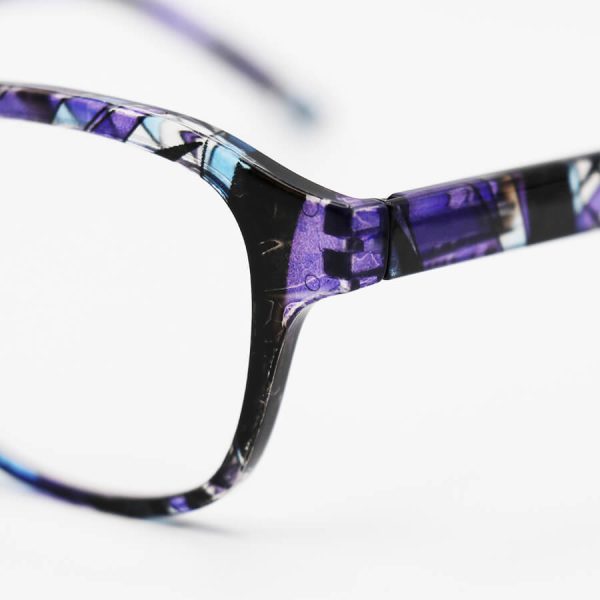 عکس از عینک مطالعه نزدیک بین با فریم مربعی، رنگ بنفش طرح دار و دسته فنری مدل 22-11
