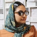 عکس از عینک آفتابی مستطیلی شکل هرمس با لنز پلاریزه مدل P5133 بر روی صورت فاطمه ابراهیم زاده