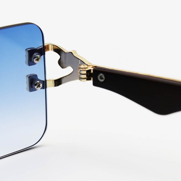 عکس از عینک آفتابی فریم لس cartier با عدسی آبی سایه روشن، دسته چوبی و طرح یوزپلنگ مدل 7288