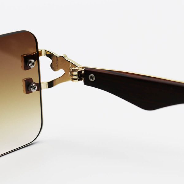عکس از عینک آفتابی فریم لس کارتیه با لنز قهوه ای سایه روشن، دسته چوبی و طرح یوزپلنگ مدل 7288