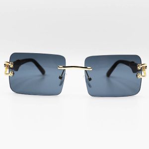 عکس از عینک آفتابی Cartier با فریم مستطیلی شکل، لنز دودی تیره، دسته چوبی و طرح یوزپلنگ مدل 7288
