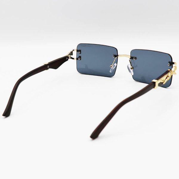 عکس از عینک آفتابی cartier با فریم مستطیلی شکل، لنز دودی تیره، دسته چوبی و طرح یوزپلنگ مدل 7288