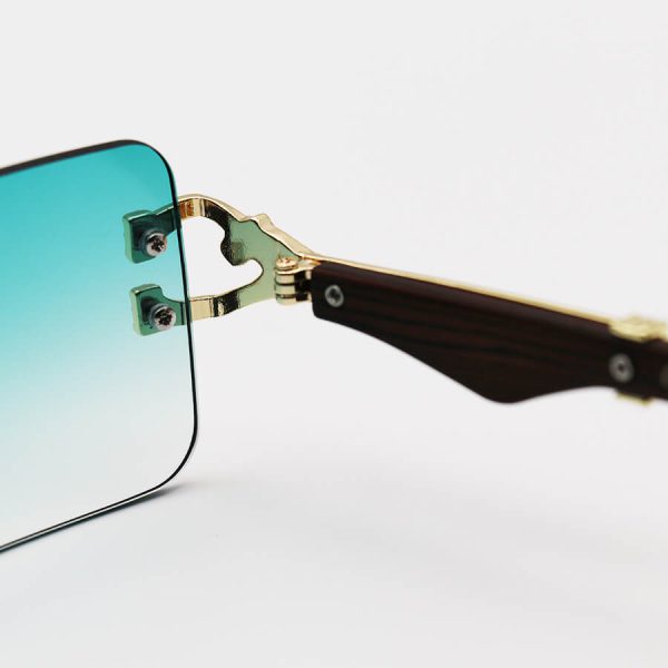 عکس از عینک آفتابی کارتیه با فریم مستطیلی شکل، لنز سبز هایلایت، دسته چوبی و طرح یوزپلنگ مدل 7288