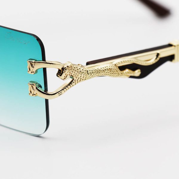 عکس از عینک آفتابی کارتیه با فریم مستطیلی شکل، لنز سبز هایلایت، دسته چوبی و طرح یوزپلنگ مدل 7288