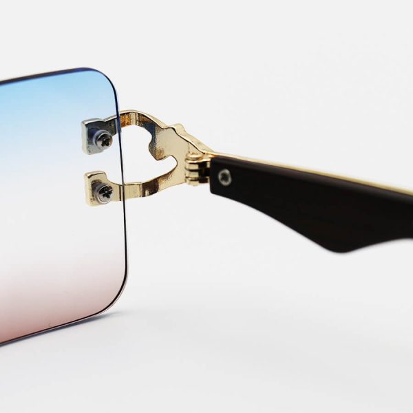 عکس از عینک آفتابی مستطیلی cartier با لنز سه رنگ هایلایت، دسته چوبی و طرح یوزپلنگ مدل 7288