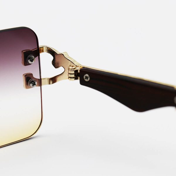 عکس از عینک آفتابی مستطیلی cartier با لنز سه رنگ سایه روشن، دسته چوبی و طرح یوزپلنگ مدل 7288