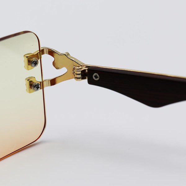 عکس از عینک آفتابی مستطیلی کارتیه با لنز دو رنگ سایه روشن، دسته چوبی و طرح یوزپلنگ مدل 7288