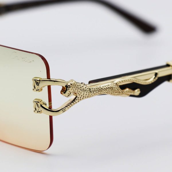 عکس از عینک آفتابی مستطیلی کارتیه با لنز دو رنگ سایه روشن، دسته چوبی و طرح یوزپلنگ مدل 7288