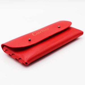 عکس از کیف عینک برند کارتیه Cartier مستطیلی شکل، از جنس چرم و قرمز رنگ مدل 992590