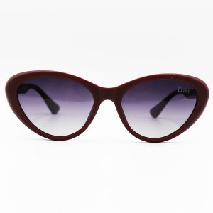 عکس از عینک آفتابی زنانه گربه ای با فریم زرشکی رنگ، عدسی پلاریزه و دودی هایلایت DIOR مدل P5122